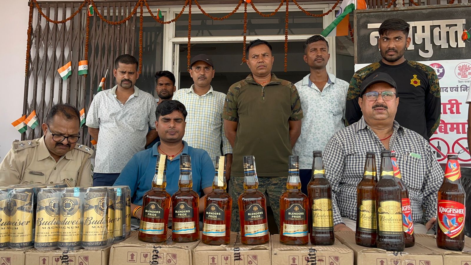चिरैया पुल के पास Swift कार से 144 लीटर विदेशी शराब बरामद, दो गिरफ्तार
