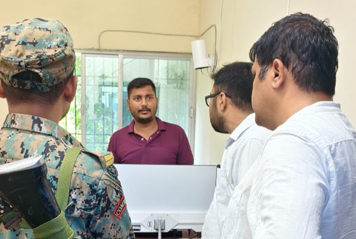 संदिग्ध गतिविधियों पर एसडीओ की छापेमारी: खैरा सीएससी केंद्र से जमीन के दस्तावेज बरामद, संचालक सहयोगी फरार