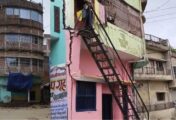 नाला खुदाई से झुका मकान, बेघर होने की कगार पर परिवार