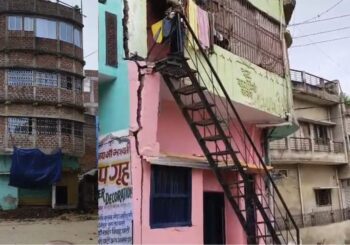 नाला खुदाई से झुका मकान, बेघर होने की कगार पर परिवार