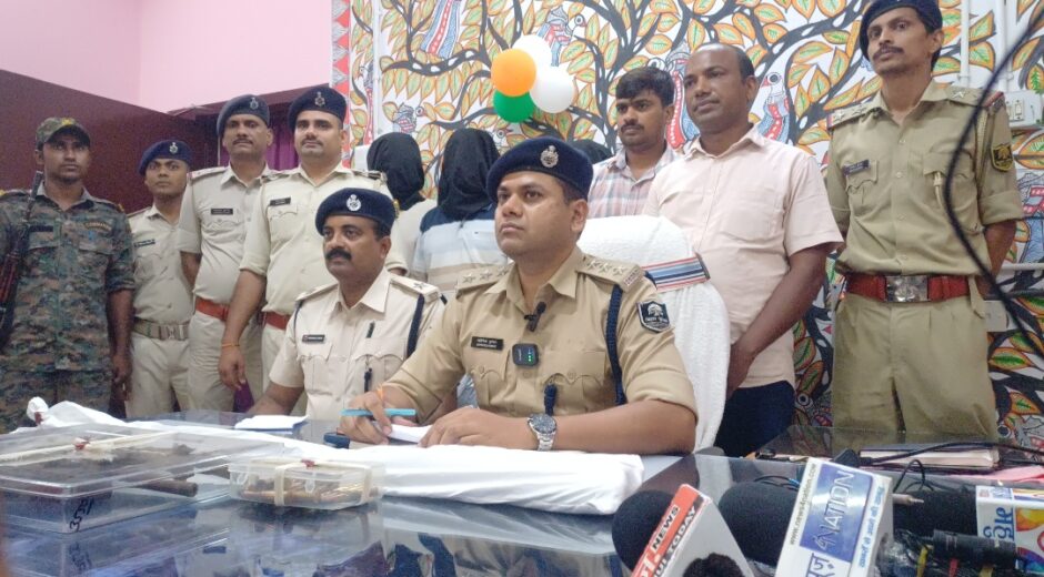 जमुई में हथियारों की खेप बरामद, चार गिरफ्तार, 4 देशी हथियार और 23 कारतूस जब्त