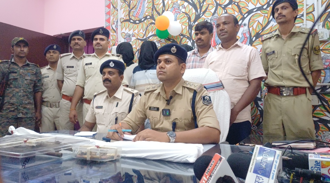 जमुई में हथियारों की खेप बरामद, चार गिरफ्तार, 4 देशी हथियार और 23 कारतूस जब्त