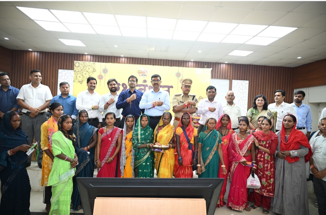 रक्षाबंधन पर बदली जमुई की तस्वीर: पूर्व अति-नक्सल प्रभावित इलाकों की महिलाओं ने DM-SP को बांधी राखी