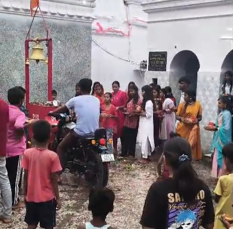 सावन की सोमवारी पर धनेश्वर नाथ मंदिर में बाइक लेकर घुसा युवक, दानपेटी तोड़ी; सुरक्षा व्यवस्था पर उठे सवाल