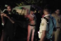 दुकान में घुसी शराब लदी तेज रफ्तार कार, बाल-बाल बचे दुकानदार; 552 बोतल शराब बरामद