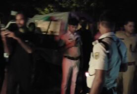 दुकान में घुसी शराब लदी तेज रफ्तार कार, बाल-बाल बचे दुकानदार; 552 बोतल शराब बरामद