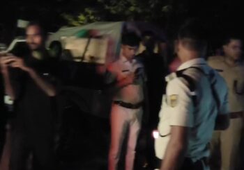 दुकान में घुसी शराब लदी तेज रफ्तार कार, बाल-बाल बचे दुकानदार; 552 बोतल शराब बरामद