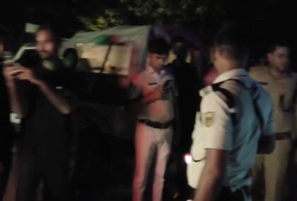 दुकान में घुसी शराब लदी तेज रफ्तार कार, बाल-बाल बचे दुकानदार; 552 बोतल शराब बरामद