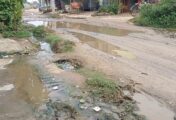 नाला टूटने से मुख्य सड़क जलमग्न, राहगीरों की बढ़ी परेशानी