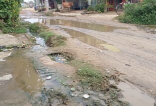नाला टूटने से मुख्य सड़क जलमग्न, राहगीरों की बढ़ी परेशानी