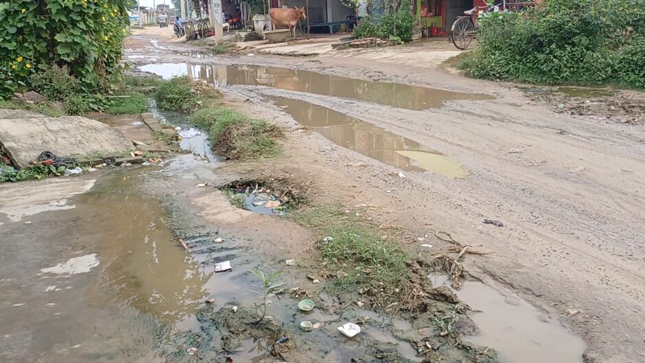 नाला टूटने से मुख्य सड़क जलमग्न, राहगीरों की बढ़ी परेशानी