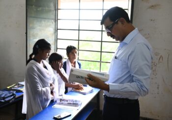 जमुई में शिक्षा व्यवस्था की जमीनी पड़ताल, डीएम ने कक्षा में पढ़ाया और बच्चों संग खाया एमडीएम