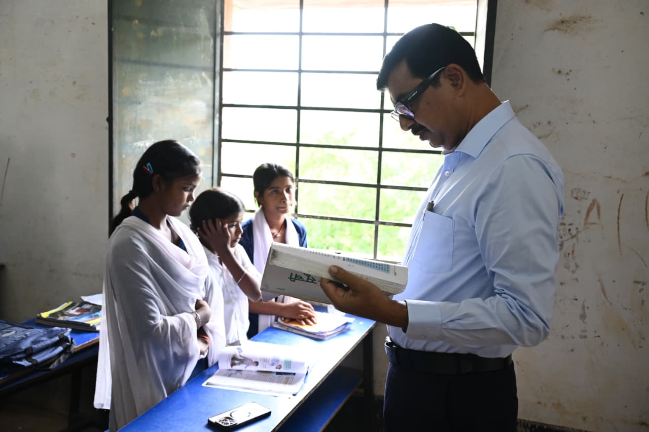 जमुई में शिक्षा व्यवस्था की जमीनी पड़ताल, डीएम ने कक्षा में पढ़ाया और बच्चों संग खाया एमडीएम