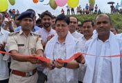 ग्रामीणों ने श्रमदान से बनाया 200 फीट लंबा चचरी पुल, डॉ. नीरज साह की आर्थिक मदद से आसान हुआ आवागमन