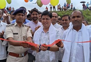 ग्रामीणों ने श्रमदान से बनाया 200 फीट लंबा चचरी पुल, डॉ. नीरज साह की आर्थिक मदद से आसान हुआ आवागमन