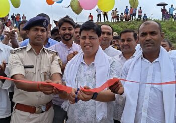ग्रामीणों ने श्रमदान से बनाया 200 फीट लंबा चचरी पुल, डॉ. नीरज साह की आर्थिक मदद से आसान हुआ आवागमन