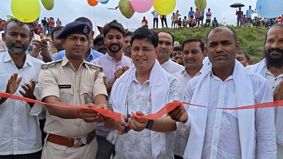 ग्रामीणों ने श्रमदान से बनाया 200 फीट लंबा चचरी पुल, डॉ. नीरज साह की आर्थिक मदद से आसान हुआ आवागमन