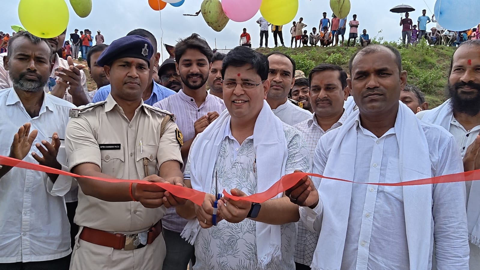 ग्रामीणों ने श्रमदान से बनाया 200 फीट लंबा चचरी पुल, डॉ. नीरज साह की आर्थिक मदद से आसान हुआ आवागमन