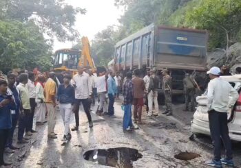 तेज रफ्तार हाइवा ने बाप-बेटी को कुचला, दोनों की मौत; पत्नी गंभीर
