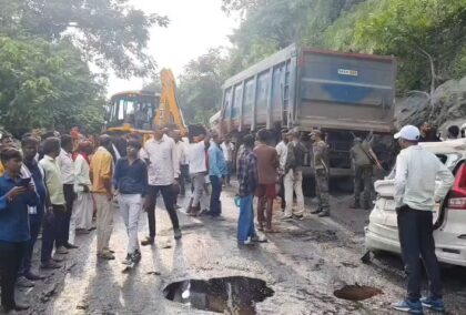 तेज रफ्तार हाइवा ने बाप-बेटी को कुचला, दोनों की मौत; पत्नी गंभीर
