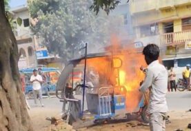जमुई में चलती ई-रिक्शा की बैटरी फटने से लगी भीषण आग, दो इंटर छात्राएं झुलसीं; एक पटना रेफर