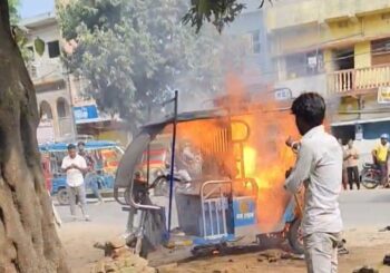 जमुई में चलती ई-रिक्शा की बैटरी फटने से लगी भीषण आग, दो इंटर छात्राएं झुलसीं; एक पटना रेफर