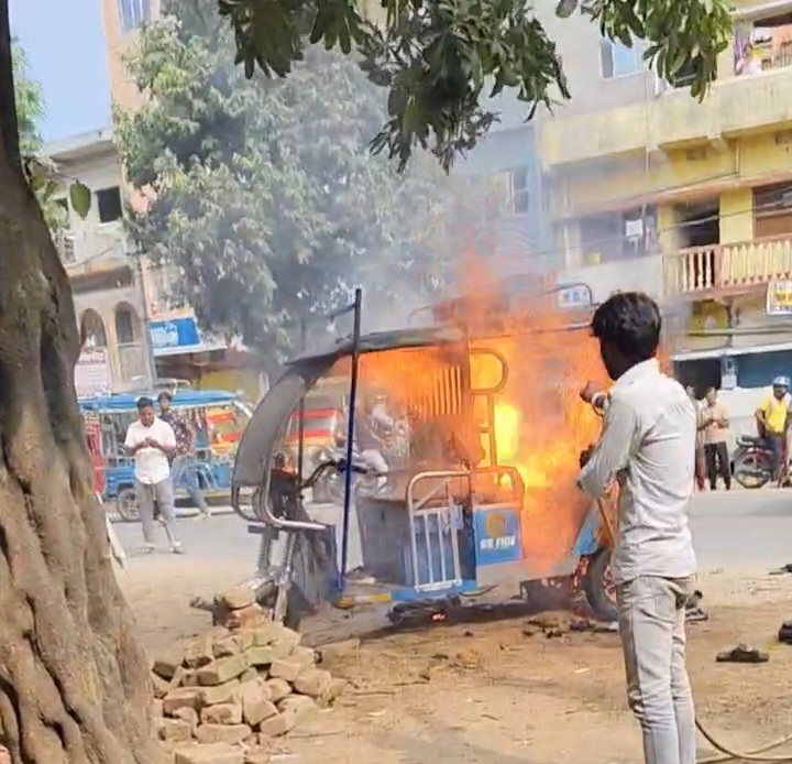जमुई में चलती ई-रिक्शा की बैटरी फटने से लगी भीषण आग, दो इंटर छात्राएं झुलसीं; एक पटना रेफर