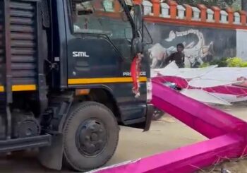 खैरा में दुर्गा पूजा पंडाल में घुसा कैदी वाहन, दो महिलाएं घायल; सजावटी गेट क्षतिग्रस्त
