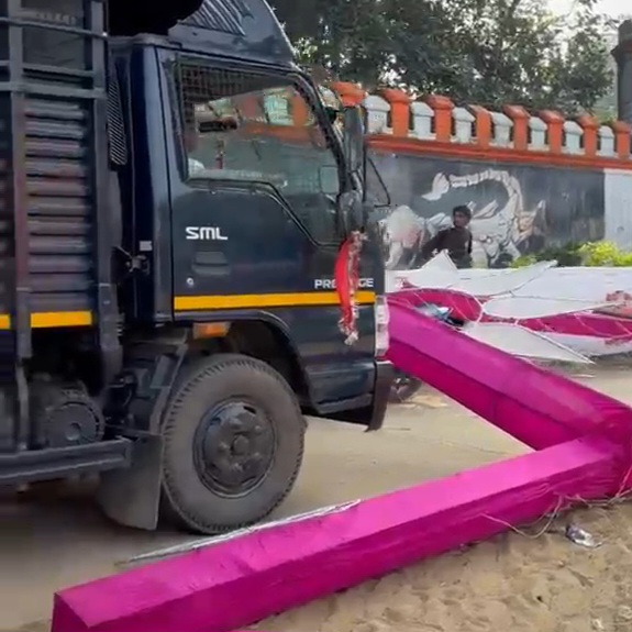 खैरा में दुर्गा पूजा पंडाल में घुसा कैदी वाहन, दो महिलाएं घायल; सजावटी गेट क्षतिग्रस्त