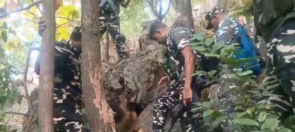 SSB की बड़ी कार्रवाई: मनियारा जंगल में सुरंगनुमा ठिकाने से 4 अवैध हथियार और 22 जिंदा कारतूस बरामद