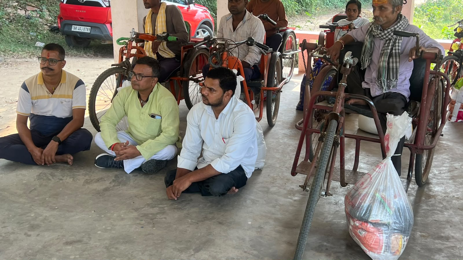 दुर्गा पूजा पर कुमार सुदर्शन सिंह ने बांटी खुशियां, 15 दिव्यांग परिवारों को दिया दो महीने का राशन